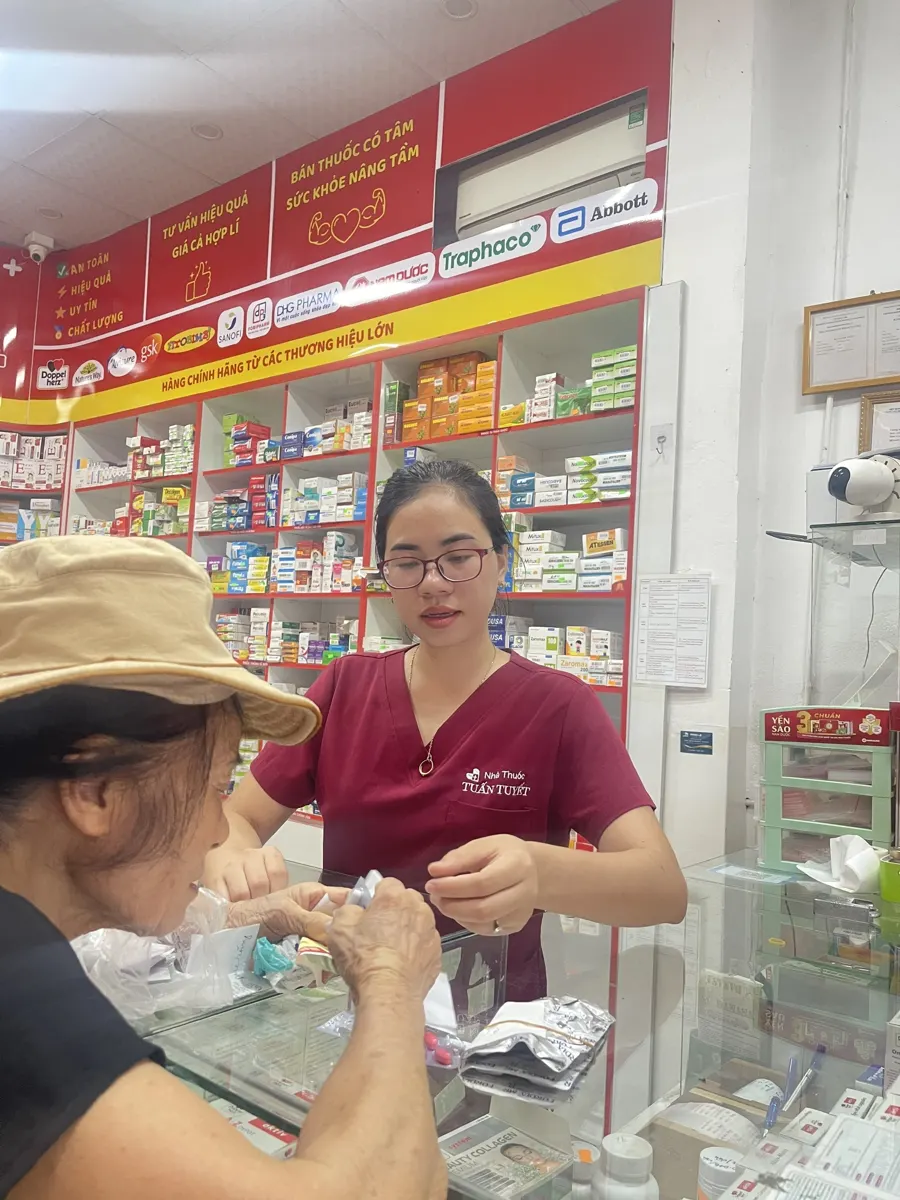 Hướng dẫn dùng thuốc, dặn dò tận tình